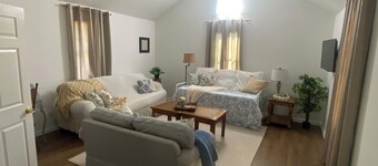 Antique Countryside Cottage, privacy and comfort, but close enough to Everything