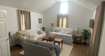 Antique Countryside Cottage, privacy and comfort, but close enough to Everything