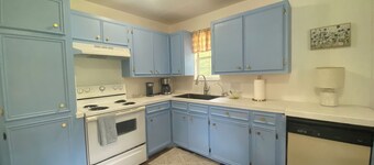 Antique Countryside Cottage, privacy and comfort, but close enough to Everything