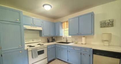 Antique Countryside Cottage, privacy and comfort, but close enough to Everything