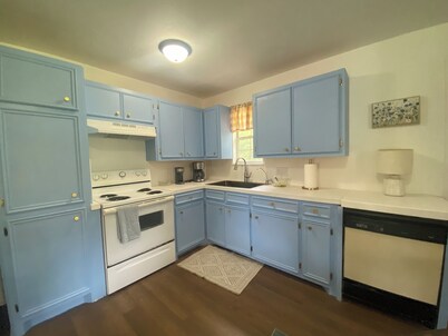 Antique Countryside Cottage, privacy and comfort, but close enough to Everything