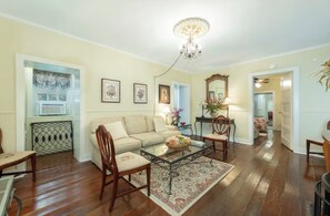 TV - Charming 2BR Historic Kitchen House Steps from Colonial Lake & King Street (Charleston)