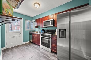 Microondas, horno, placa de cocina, lavavajillas