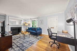 Smart TV, fireplace