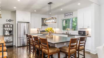 Kylskåp, mikrovågsugn, ugn och spishäll