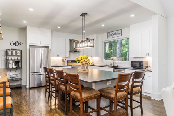 Refrigerador, microondas, horno y parrilla de estufa 