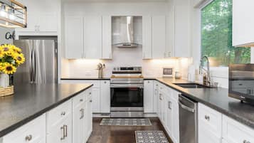 Een koelkast, een magnetron, een oven, een kookplaat