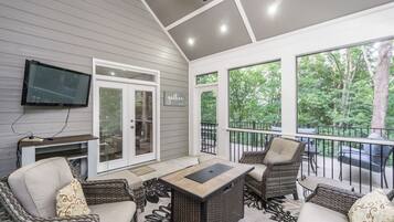 Een smart-tv en een open haard