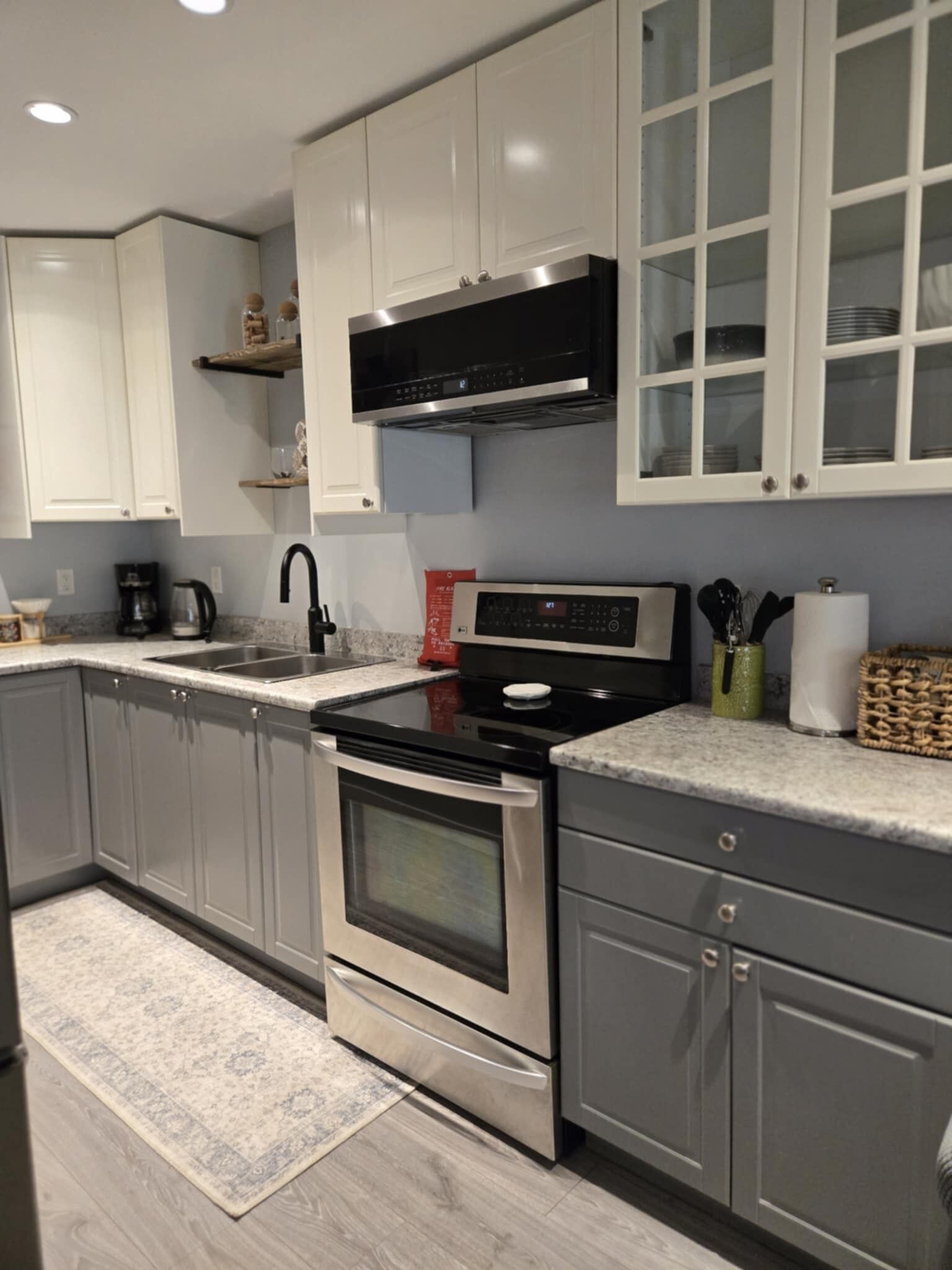 Een microgolfoven, een oven, een kookplaat