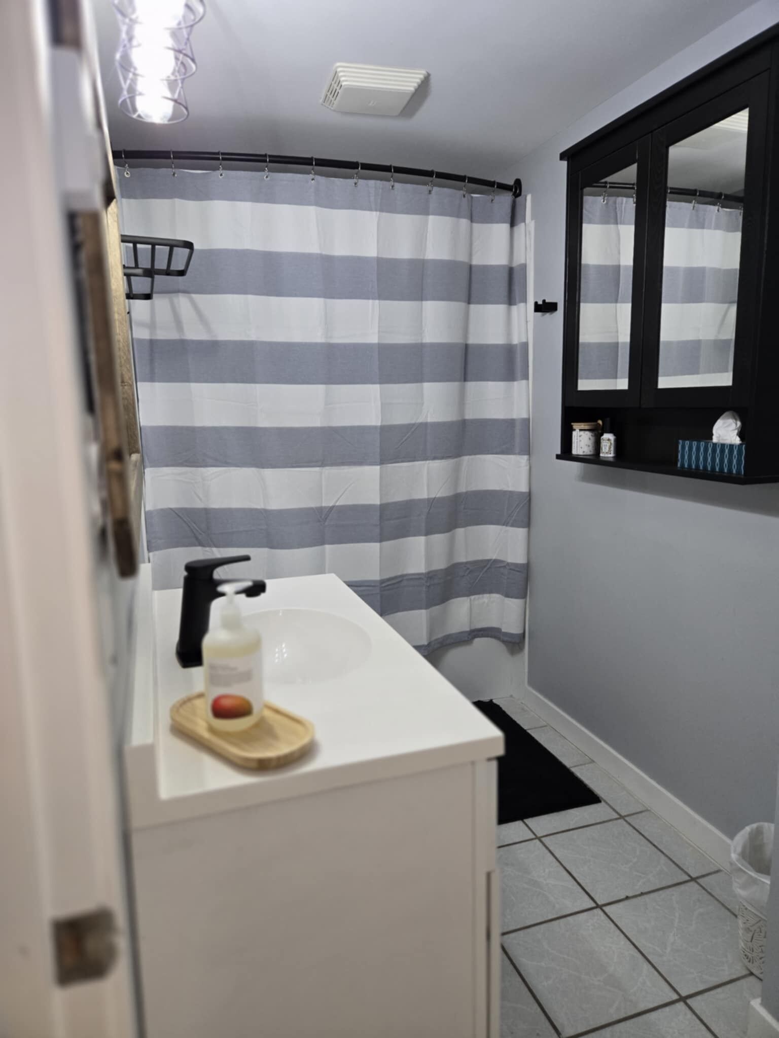 Haartrockner, Handtücher, Seife, Toilettenpapier