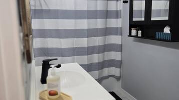 Haartrockner, Handtücher, Seife, Toilettenpapier