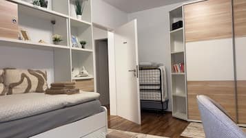 3 bedrooms, iron/ironing board, WiFi, bed sheets