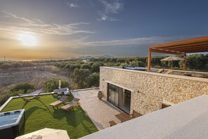 Outdoor dining - Sun and Sea Apartment (Pitsidia)