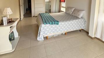 4 quartos, ferros/tábuas de passar roupa, Wi-Fi, roupa de cama