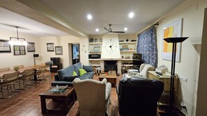 Una televisión, una chimenea