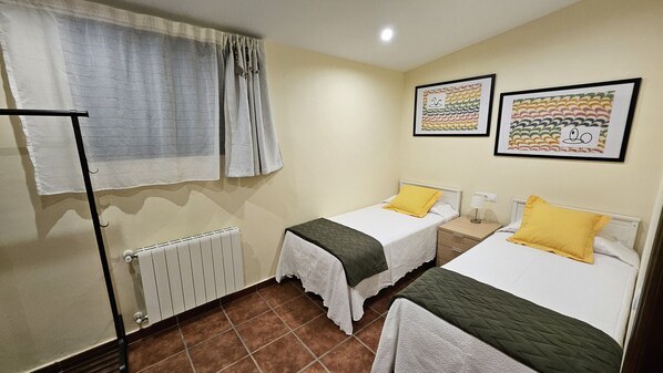 Tabla de planchar con plancha, wifi gratis, ropa de cama