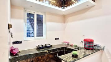 Deluxe Double Room, City View | Private kitchenette