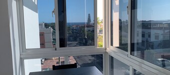 4-bedroom condo Steps from Ocean w/Pier, parking, WiFi, AC, parks & shopping.