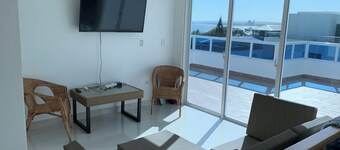 4-bedroom condo Steps from Ocean w/Pier, parking, WiFi, AC, parks & shopping.