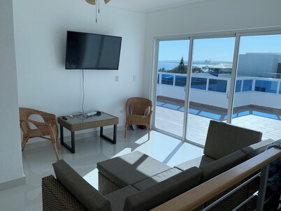 4-bedroom condo Steps from Ocean w/Pier, parking, WiFi, AC, parks & shopping.