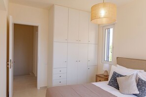 Appartement Luxe, vue piscine | Coffres-forts dans les chambres, rideaux occultants