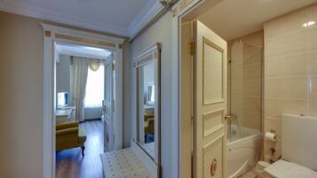 Suite familiar, vista a la montaña | Minibar, caja de seguridad en la habitación y cortinas blackout