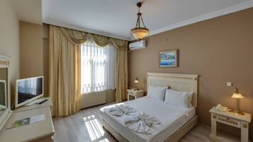 Standard-huone, kaupunkinäköala | Minibaari, tallelokero huoneessa, pimennysverhot, äänieristys