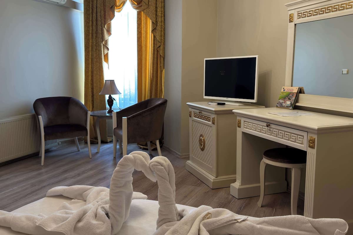 Deluxe Suite, Mountain View | Minibar, in-room safe, blackout drapes, soundproofing