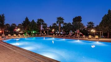 Alberca techada y alberca al aire libre por temporada