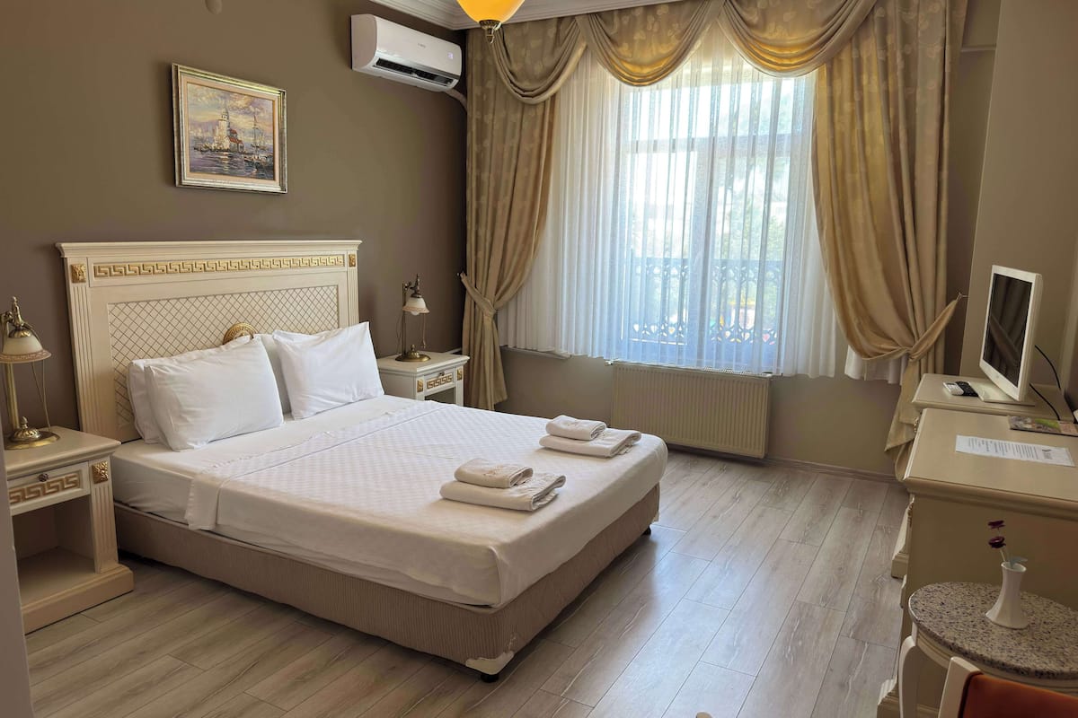 Standard Room, City View | In-room safe, blackout curtains, soundproofing, free WiFi