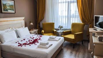 Family Suite, Mountain View | Minibar, in-room safe, blackout drapes, soundproofing