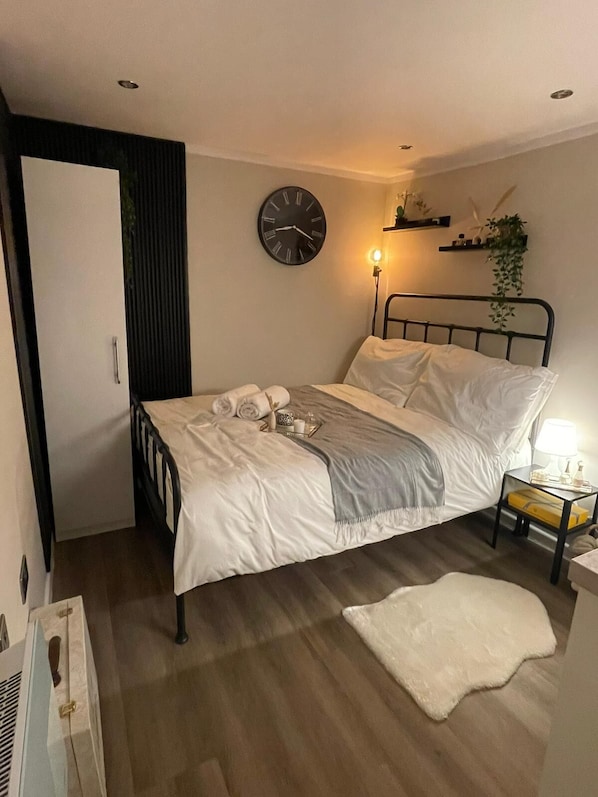 Iron/ironing board, WiFi, bed sheets