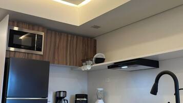 Refrigerador, microondas, parrilla de estufa y cafetera y tetera