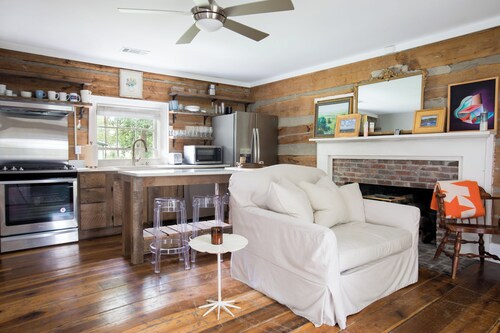 Elegant 1800's cabin in charming downtown Franklin 25 min South of Nashville 