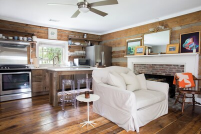 Elegant 1800's cabin in charming downtown Franklin 25 min South of Nashville