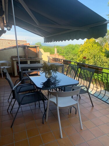 Close to Gréoux les bains, 1 bedroom for 2 + a small one for 1 and the swimming pool!