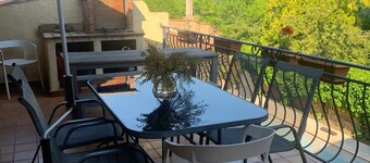 Close to Gréoux les bains, 1 bedroom for 2 + a small one for 1 and the swimming pool!