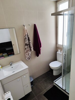 Douche, sèche-cheveux, serviettes fournies, savon
