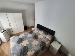 2 chambres, fer et planche à repasser, Wi-Fi, draps fournis