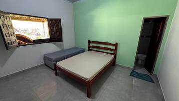 4 عدّة غرف نوم ومكواة/لوح كي وواي فاي وملاءات أسرّة