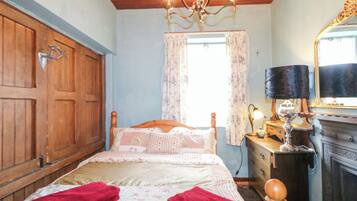 Cottage | 8 bedrooms, individually decorated, individually furnished