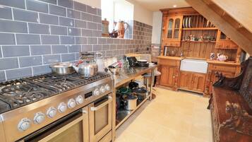 Cottage | Private kitchen | Cookware/dishes/utensils