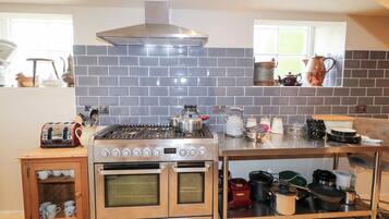 Cottage | Private kitchen | Cookware/dishes/utensils
