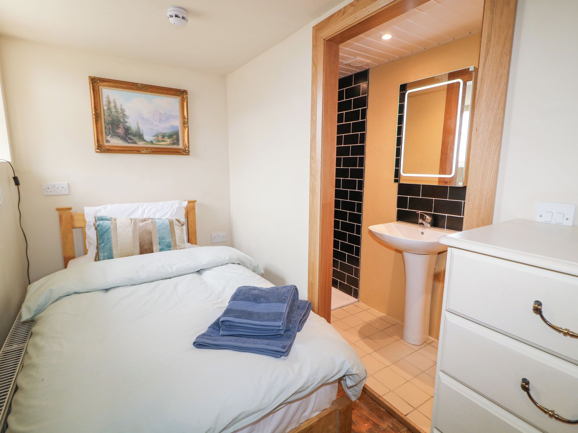 Cottage | 8 bedrooms, individually decorated, individually furnished