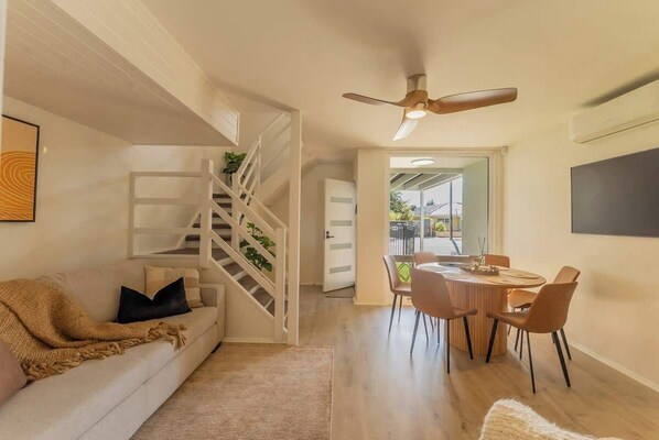 TV - Seabreeze Townhouse S (Glenelg North)