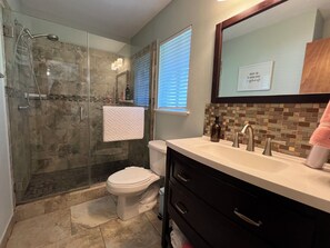 Dusche, Bidet, Handtücher, Seife