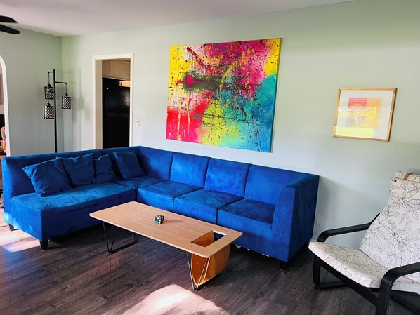 Téléviseur, table de baby-foot