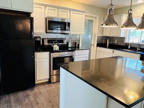 Four à micro-ondes, un four, surface de cuisson, lave-vaisselle