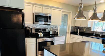 Spacious 4bedroom in charming downtown Bastrop for gathering w family & friends