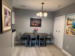 Dining - Come Enjoy B-Town Bungalow near IU and more! 3-bed 2-bath Bloomington Condo! (Bloomington)